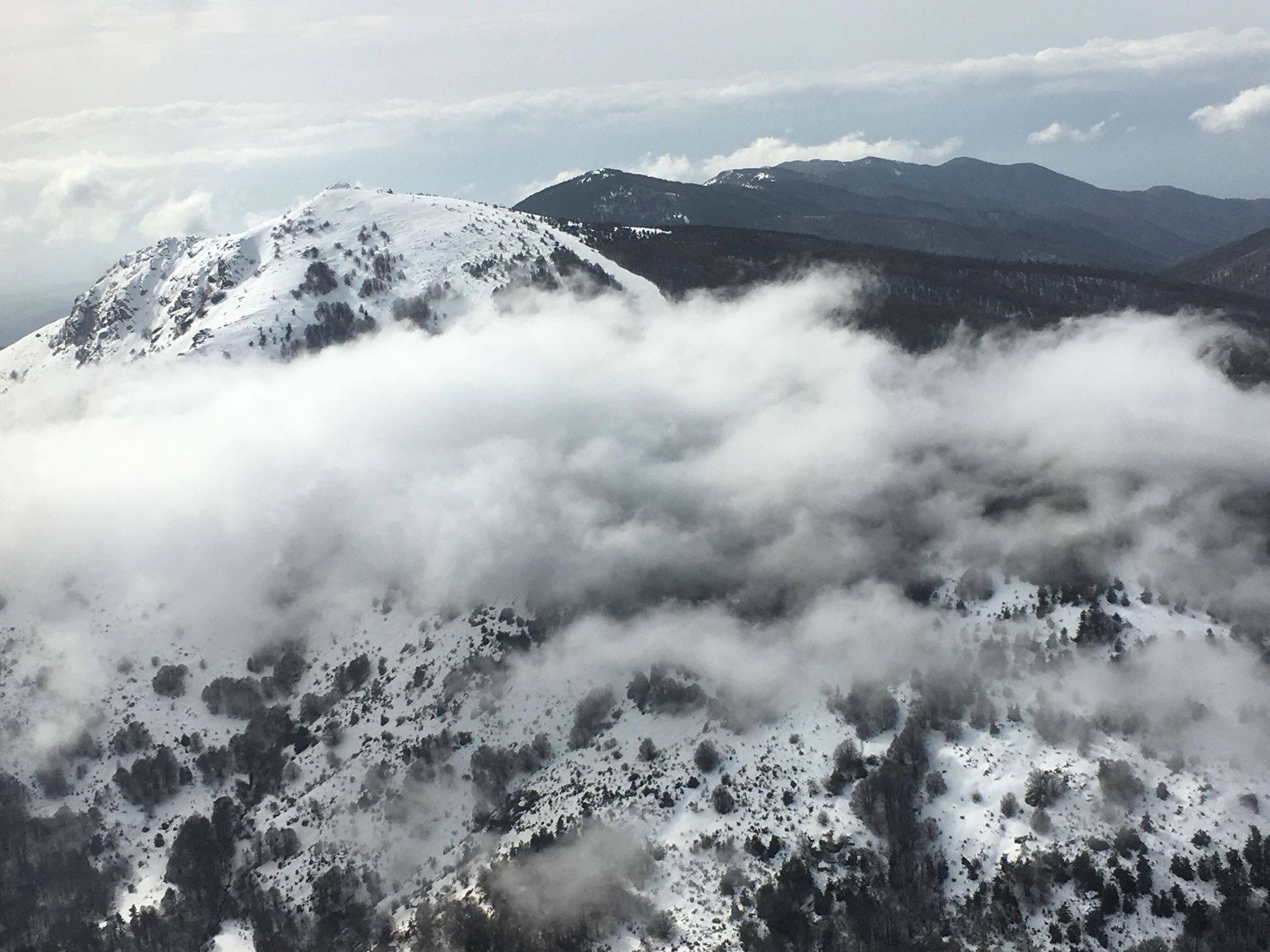 Εντυπωσιακές εικόνες από τα χιονισμένα βουνά των Σερρών